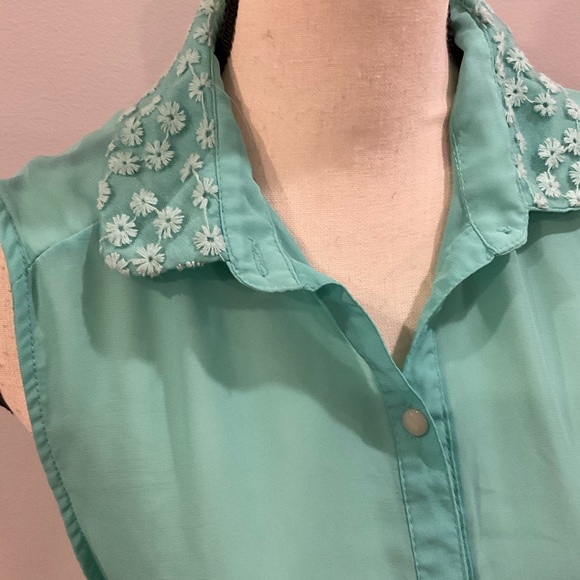 Beautiful sheer sleeveless turquoise button down - Picture 2 of 6